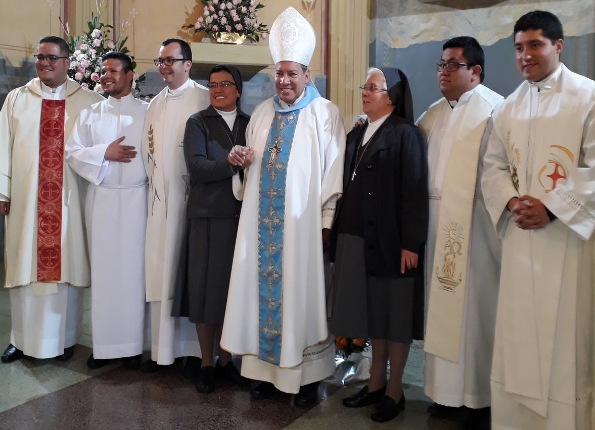 Diácono Salesiano Eugenio Fernández, Teólogo David Ricardo Medina, Sacerdote Salesiano Ramiro Morales, homenajeada Sor Esperanza  Ipuz Gutiérrez, Obispo José Daniel Falla, rectora Sor Lucila Botello, Padre Diego Barbosa y Padre Juvenal Casallas.